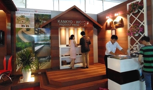 Gian hàng sản phẩm gỗ nhựa Kankyo Wood II của Lạc Việt Group tại hội chợ Vietbuild 2013 TP HCM.